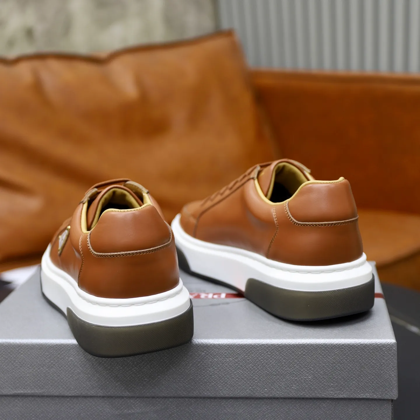 Factory price: 720💰Top original order Brand: PRADA (Prada) Standard code: Men's size 38/44 (45 can be customized) Grade: Same as the official website Material: Original cowhide stitching imported cowhide lining Original combination two-color wear-resistant soft outsole Style category: Leisure and sports version Young fashion European and American trend British style Color: Actual picture color